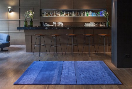 Neri & Hu takes inspiration from the tile patterns of Shanghai streets, a place where life literally happens. The name of the collection corresponds to Jie, the Chinese character that embodies the essence of a city: the constant movement, dynamism and frenetic activity.  "The character  "Jie" is made up of a radical and a phonetic character. The ancient ideograms of the Chinese Jie character depicts on one side the street as an intersection, evoking  "life" at the crossroads, while the center portion of the character is made up of two  "earth" characters whose ideogram shows a clay on potter’s wheel... a connection to the ceramic colors used by Neri&Hu in the series.", according to Neri & Hu. The result is an eclectic hand-tufted rug presenting different pile heights and finishes, made of 100% New wool.