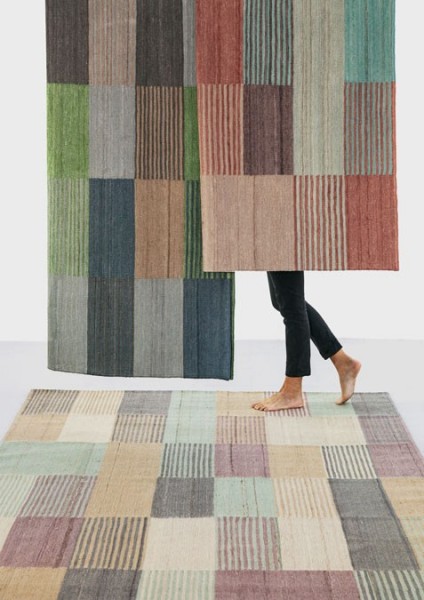 A slim, hand-woven Kilim, Blend rug applies the basic rules of color theory, with three available models in which hue, luminosity, and saturation vary.