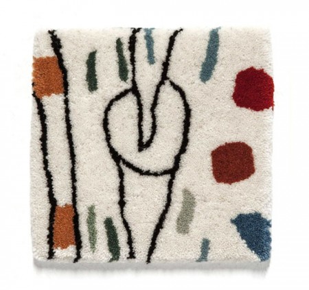 Created with the hand tufting technique, a manually operated pistol injects pieces of wool, intuitive and fluid lines are achieved, as well as an organic composition. The definitive and faithful reproduction of the original sketch by the designer.